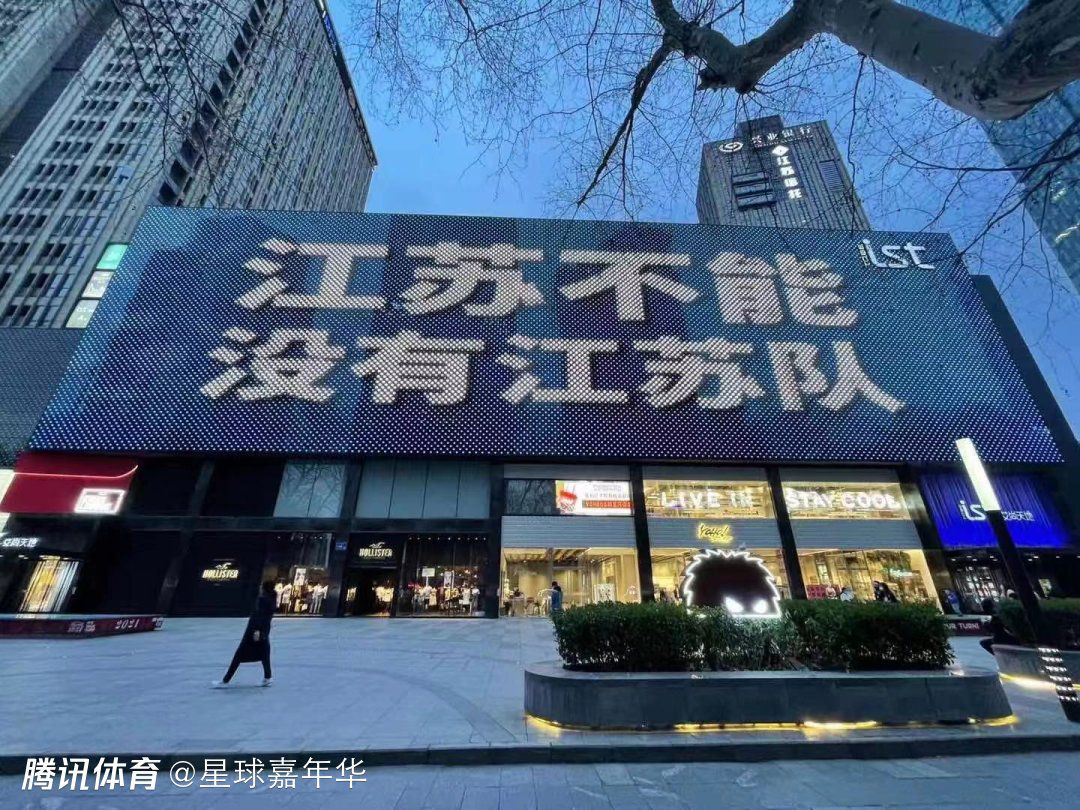 罗克计划在本周三抵达西班牙，他将与家人一起前往巴塞罗那，在未来几天里开始参加巴萨的训练。